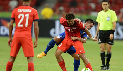 Trận đấu giữa Thái Lan và Singapore diễn ra hấp dẫn và có chất lượng chuyên môn cao (Ảnh: AFP). 