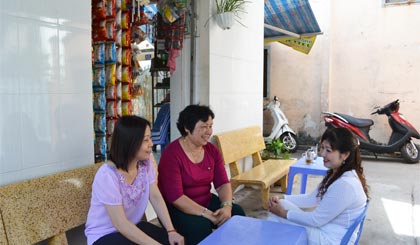 Chị Trần Thị Xuân Hương (bìa phải) vui vẻ chia sẻ niềm hạnh phúc của mình với chị Nguyễn Thị Quế và cô Huỳnh Kim Hoa.