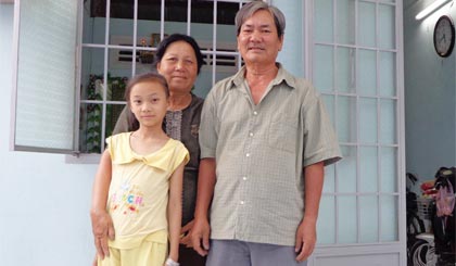Gia đình ông Lê Văn Thương trong “Mái ấm Công đoàn” vừa được Công đoàn ngành Giáo dục trao tặng.