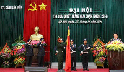 Thượng tướng Nguyễn Thành Cung gắn Huân chương Bảo vệ Tổ quốc hạng nhất lên quân kỳ quyết thắng của Cảnh sát biển Việt Nam. Ảnh: qdnd.vn