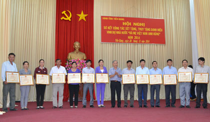 Ông Võ Văn Nhi, Phó Giám đốc Sở LĐ-TB&XH trao Bằng khen của UBND tỉnh cho các tập thể có thành tích xuất sắc.