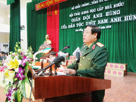 Đại tướng Phùng Quang Thanh - Ủy viên Bộ Chính trị, Phó Bí thư Quân ủy Trung ương, Bộ trưởng Bộ Quốc phòng phát biểu chỉ đạo Hội thảo .
