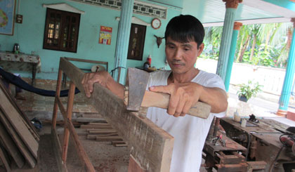 Anh Lê Văn Minh, mất 1 chân vẫn tự mưu sinh với nghề mộc.