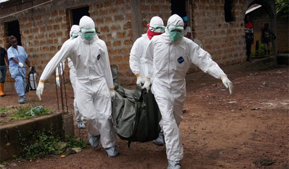 Vận chuyển thi thể nạn nhân Ebola ở Liberia. Ảnh: EPA