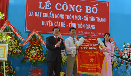 ông Nguyễn Văn Khang, Chủ tịch UBND tỉnh trao Cờ Thi đua và 1 tỷ đồng của UBND tỉnh cho xã Tân Thanh đạt chuẩn Quốc gia về xây dựng NTM năm 2014.