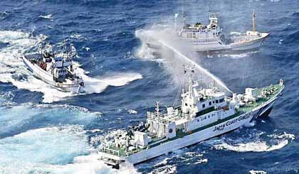Tàu phòng vệ bờ biển Nhật Bản ngăn chạn một tàu cá Đài Loan trên biển Hoa Đông. Nguồn: AFP