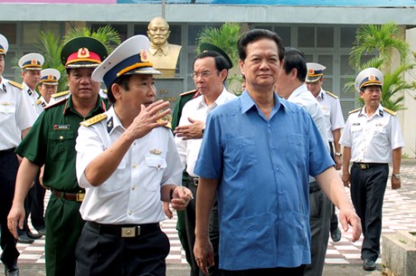 Thủ tướng Nguyễn Tấn Dũng thăm Tổng công ty Ba Son. Ảnh: VGP/Nhật Bắc