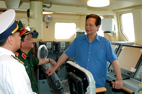 Thủ tướng Nguyễn Tấn Dũng tham quan phòng chỉ huy tàu. Ảnh: VGP/Nhật Bắc