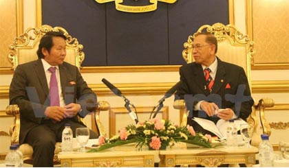 Chủ tịch Thượng viện Malaysia Abu Zahar Ujang và Phó Chủ nhiệm Văn phòng Quốc hội Thân Đức Nam tại buổi tiếp. Ảnh: Kim Dung/Vietnam+