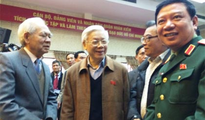  Tổng Bí thư Nguyễn Phú Trọng với các đại biểu quận Hoàn Kiếm và Ba Đình. Ảnh: TH