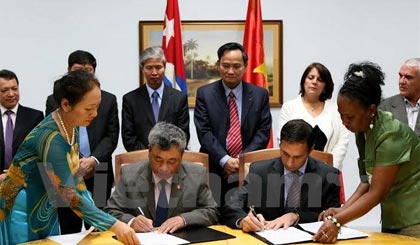 Lễ ký biên bản tiếp nhận 5.000 tấn gạo Đảng, Chính phủ và nhân dân Việt Nam tặng cho nhân dân Cuba. Ảnh: Phạm Hoài Nam/Vietnam+