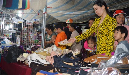 Người dân tham quan, mua sắm tại Phiên chợ Hàng Việt về xã Tân Thành.