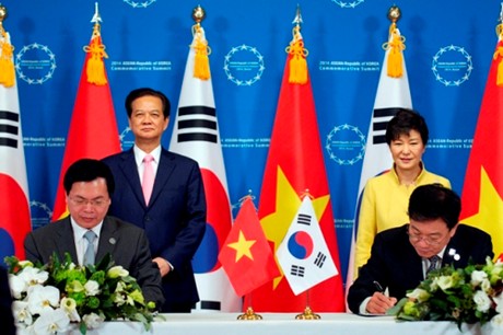 Lãnh đạo hai nước chứng kiến lễ ký Biên bản thỏa thuận về kết thúc đàm phán Hiệm định thương mại tự do Việt Nam-Hàn Quốc. Ảnh: VGP/Nhật Bắc