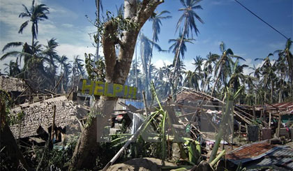 Cây cối, nhà cửa bị đổ sau khi bão Hagupit tràn qua thị trấn Taft, Đông samar, miền trung Philippines ngày 8-12. Ảnh: AFP/TTXVN