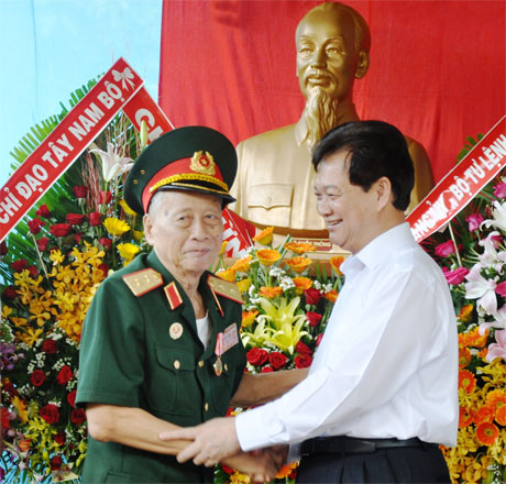 Thủ tướng Chính phủ Nguyễn Tấn Dũng chúc mừng Trung tướng Nguyễn Văn Thạnh nhân dịp ông được trao tặng Huân chương Độc Lập hạng Nhất. Ảnh: Hạnh Nga