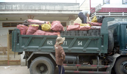 Xe chở đầy than đá đang chuẩn bị xuống hàng bỏ mối cho tiểu thương ở chợ Tân Hiệp. (ảnh chụp lúc 14 giờ 12 phút chiều 12/12)