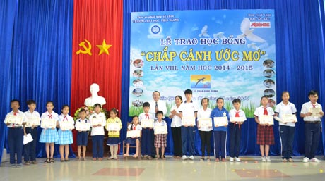 Ông Nguyễn Hữu Đức và Bà Nguyễn Thị Hồng Thư trao học bổng cho các em.