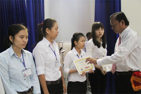Ông Nguyễn Quang Khải, Phó Hiệu trưởng trường Đại học Tiền Giang trao học bổng cho các em