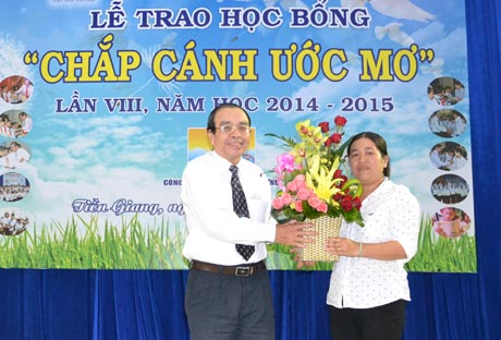 Ông Nguyễn Hữu Đức, Tổng Biên tập Báo Ấp Bắc trao lẵng hoa và gửi lời cảm ơn đến bà Nguyễn Thị Hồng Thư, đại diện Công ty Cổ phần Hùng Vương