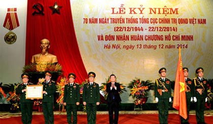 Chủ tịch nước Trương Tấn Sang trao tặng Huân chương Hồ Chí Minh cho Tổng cục Chính trị Quân đội Nhân dân Việt Nam. Ảnh: qdnd.vn