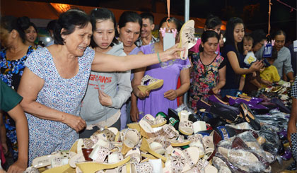 Đông đảo người dân đến tham quan, mua sắm tại Phiên chợ hàng Việt về thị trấn Cái Bè  