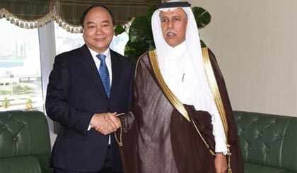 Phó Thủ tướng Nguyễn Xuân Phúc và Phó Thủ tướng Qatar Ahmed Bin Abdullah Bin Zaid Al-Mahmoud. Ảnh: VGP/Lê Sơn