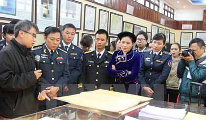 Cán bộ, chiến sỹ, nhân dân tỉnh Cao Bằng tham quan triển lãm. Ảnh: Quốc Đạt/TTXVN