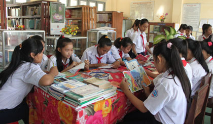 Học sinh đọc sách tại thư viện của trường.