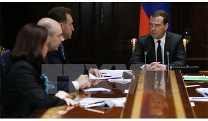 Thủ tướng Nga Dmitry Medvedev (phải) tại buổi họp về tình hình kinh tế và tài chính. Ảnh: AFP/TTXVN