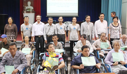 Trao xe lăn cho người khuyết tật
