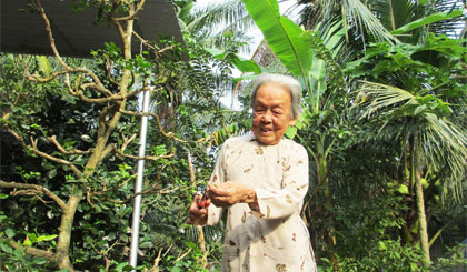 Chăm sóc hoa kiểng là một trong những niềm vui của Bà mẹ VNAH Dương Thị Tư lúc tuổi già.