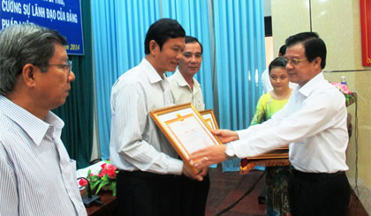 Ông Lê Hồng Quang, Phó Bí thư Tỉnh ủy trao Bằng khen cho các tập thể và cá nhân.