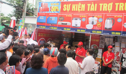 Chương trình “Sự kiện tài trợ trực tiếp cho người tiêu dùng” năm 2014 do Trung tâm mua sắm Nguyễn Kim Tiền Giang thực hiện thu hút đông đảo khách hàng.