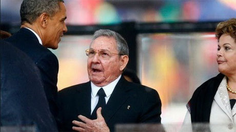 Tổng thống Mỹ Barack Obama bắt tay Chủ tịch Cuba Raul Castro tại lễ tang cựu Tổng thống Nam Phi Nelson Mandela. Ảnh: Reuters