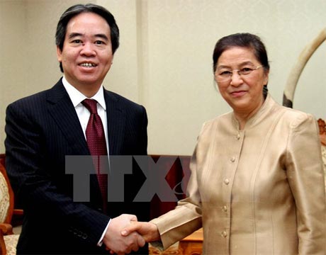 Chủ tịch Quốc hội Lào Pani Zathotou tiếp Thống đốc Nguyễn Văn Bình. Ảnh: Hoàng Chương/TTXVN