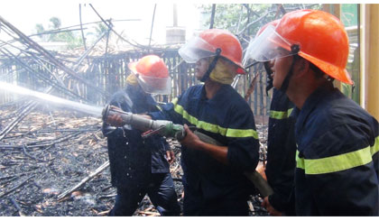 Cảnh sát PCCC và CNCH thực hiện nhiệm vụ tại 1 vụ cháy do sự cố điện.