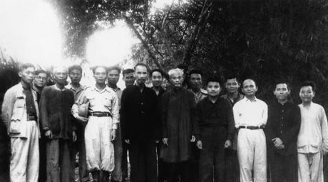 Ảnh chụp sau lễ phong quân hàm Đại tướng cho đồng chí Võ Nguyễn Giáp tại Lục Rã, chân đèo Re ngày 28-5-1948.