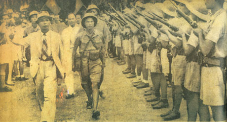 Với vai trò Tổng chỉ huy Việt Nam Giải phóng quân, Võ Nguyên Giáp duyệt binh lần đầu tiên tại Hà Nội.