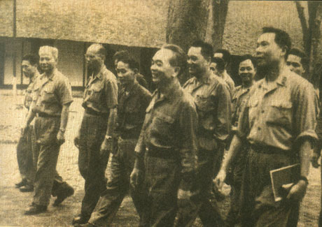 Đại tướng Võ Nguyên Giáp cùng các tướng lĩnh và sĩ quan tại Tổng Hành dinh sau khi được tin giải phóng Sài Gòn ngày 30-4-1975.