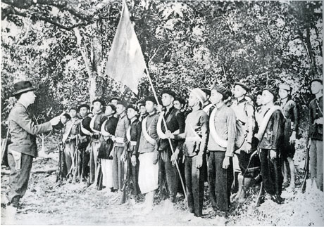 Một đơn vị giải phóng quân làm lễ xuất phát từ cây đa Tân Trào về giải phóng Thái Nguyên (ngày 16-8-1945).
