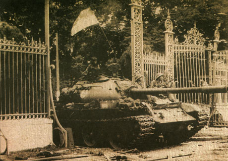 Xe tăng của Quân đoàn 2 Quân giải phóng miền Nam húc đổ cổng Dinh Độc Lập.