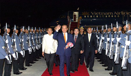 Thủ tướng Nguyễn Tấn Dũng tới Bangkok. Ảnh: VGP/Nhật Bắc
