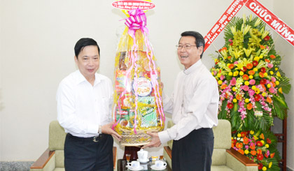 Ông Trần Thế Ngọc, Bí thư Tỉnh ủy chúc mừng Giáng sinh đến Giám mục giáo phận Mỹ Tho Nguyễn Văn Khảm.