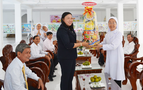 Phó Chủ tịch UBND tỉnh Trần Kim Mai chúc mừng Giám tỉnh Trần Thị Phụng, Dòng nữ tu thánh PhaoLô.