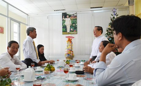 Trưởng Ban Dân Vận Tỉnh ủy Trần Long Thôn thăm hỏi, chúc mừng linh mục Phạm Thanh Minh, Trưởng Ban đoàn kết Công giáo tỉnh