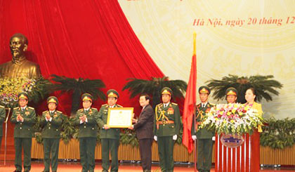 Chủ tịch nước Trương Tấn Sang trao Huân chương Sao Vàng cho Bộ Quốc phòng. Ảnh: VGP/Lê Sơn