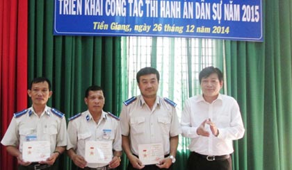 Ông Nguyễn Văn Sơn, Phó Tổng cục trưởng Tổng cục Thi hành án dân sự- Bộ Tư pháp trao Huy chương cho các chấp hành viên.