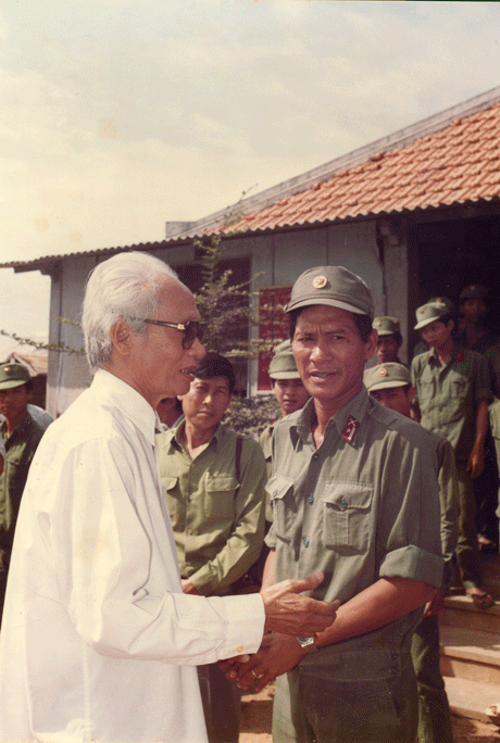 Cố Thủ tướng Phạm văn Đồng thăm Tiểu đoàn 514 trong lần hành quân dã ngoại về chiến trường Ấp Bắc năm xưa.