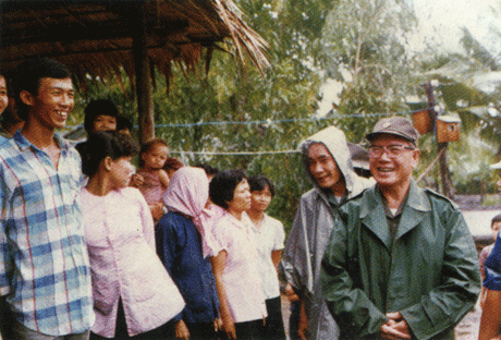 Cố Thượng tướng Trần Văn Trà và Thiếu tướng Phan Lương Trực thăm bà con Ấp Bắc.