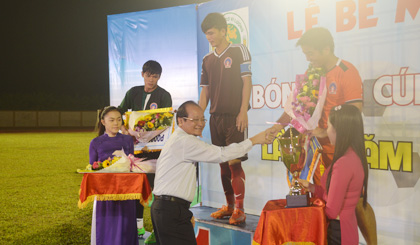 Ông Trần Thanh Đức, Phó chủ tịch Ủy ban nhân dân tỉnh nhận hoa từ ban tổ chức và đội vô địch Tiền Giang.